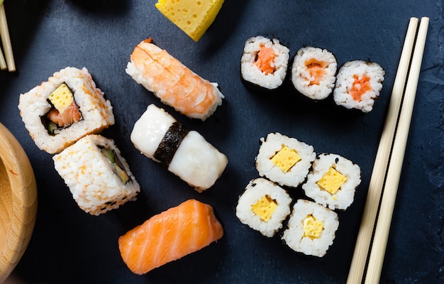 Schiefer Tablett mit verschiedenen Sushi