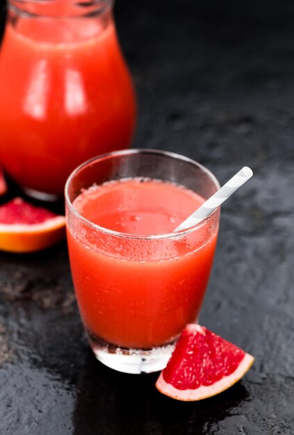 Schieferplatte mit frisch gepresstem Grapefruitsaft