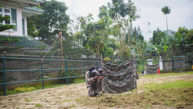 Foto schießen sie sich im paintball-spiel gegenseitig