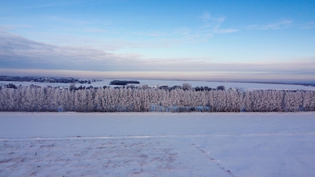 Schießen von einer Drohne in Winterwäldern und -feldern