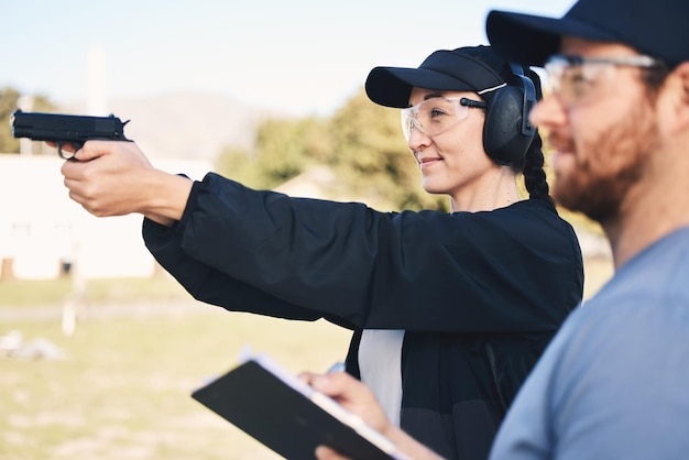 Schießübungen auf dem Schießstand und eine Frau mit einem Gewehr zur Sicherheit und zur Polizeiausbildung. Feldübungen und Schießenlernen in einer Outdoor-Akademie mit Mentor und Schießausrüstung als Herausforderung