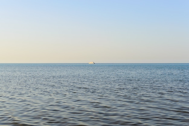 Schiff am Horizont des Seeabends