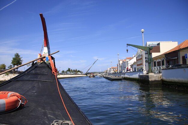 Schiff an Land gegen den Himmel