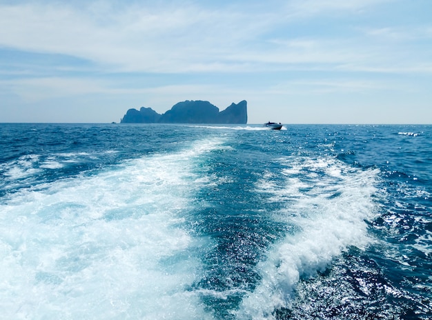 Schiff auf den Wellen im Ozean