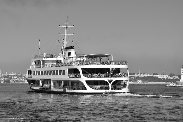 Foto schiff auf see gegen klaren himmel