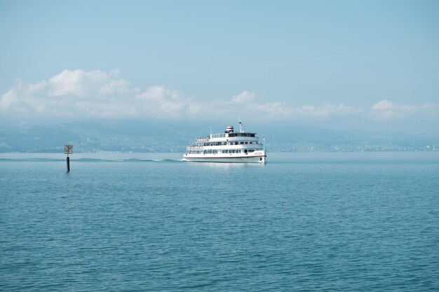 Foto schiff fährt auf dem meer gegen den himmel