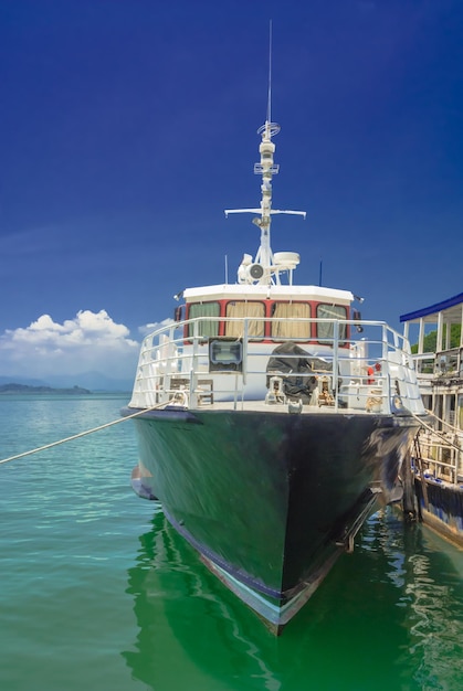 Foto schiff fährt auf dem meer gegen den himmel