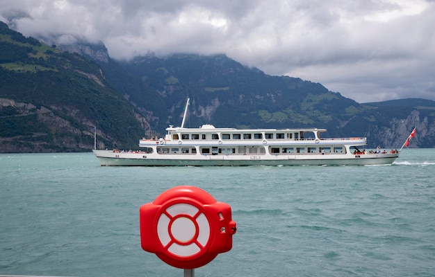 Schiff fährt auf dem See der Stadt Luzern Schweiz