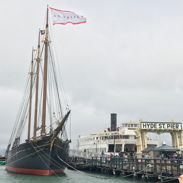 Foto schiff im hafen vor dem himmel