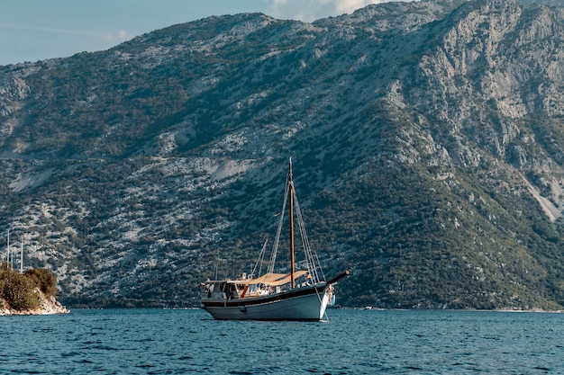Schiff in der Nähe des Dorfes Perast. Montenegro
