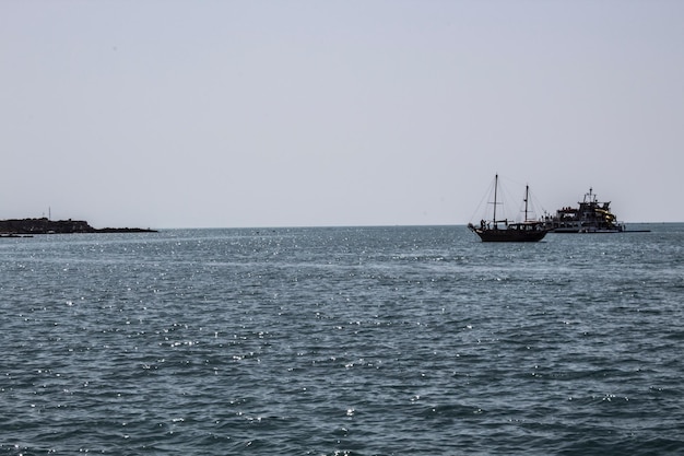 Schiff segelt im Meer gegen einen klaren Himmel