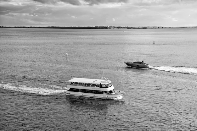 Schiff und Boot schweben im Meer am blauen Himmel Wassertransportschiffe Sommerurlaub Reisen Fernweh Abenteuer Entdeckung