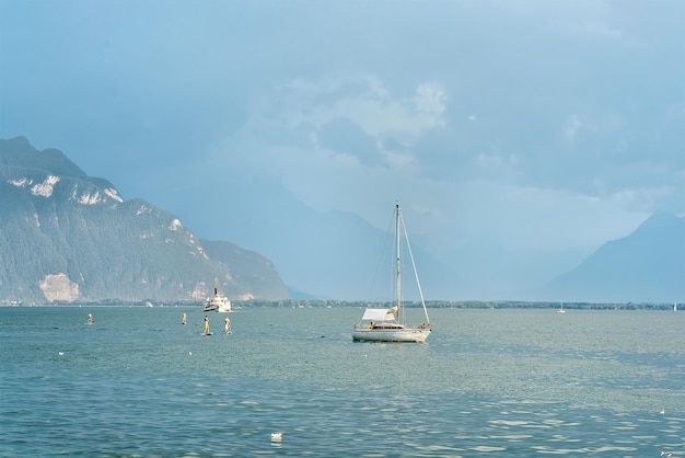 Schiff und Menschen am Genfer See von Vevey, Kanton Waadt, Schweiz. Alpenberge im Hintergrund