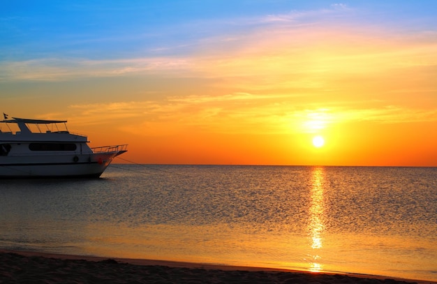 Schiff vor Anker und Sonnenaufgang über dem Meer