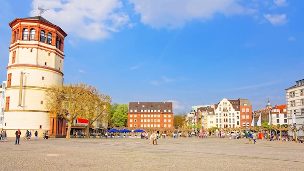 Schiffahrtmuseum Schlossturm no centro da cidade de Dusseldorf. Turistas nas proximidades