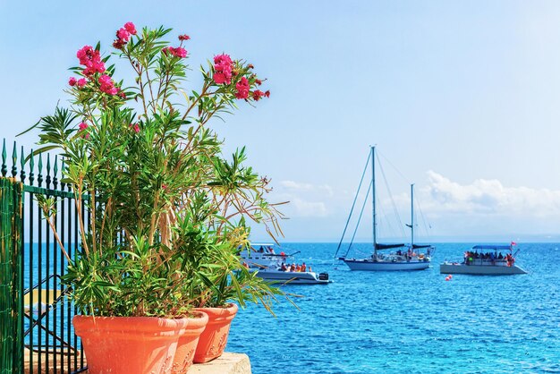 Schiffe am Mittelmeer in Scopello, Castellammare del Golfo, Sizilien, Italien