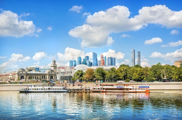 Schiffe an der Pier am Bahnhof Kievsky am Moskwa-Fluss Moskau