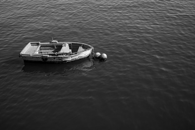 Schiffe, die bei ruhiger See im Hafen liegen