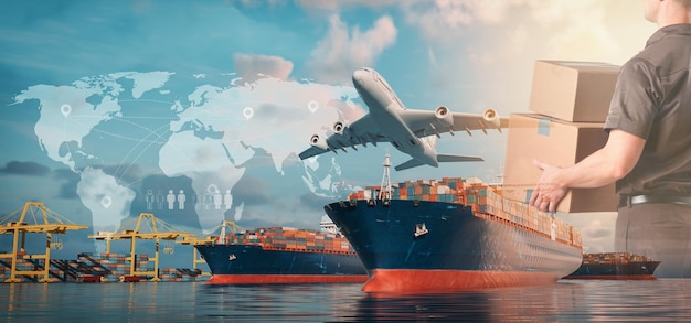 Schiffe im Hafen für Logistikgeschäfte und die Beförderung von Frachtcontainern