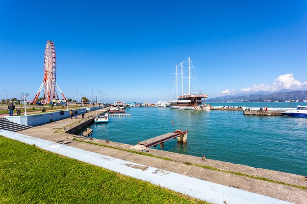 Schiffe in einem kleinen Hafen von Batumi.