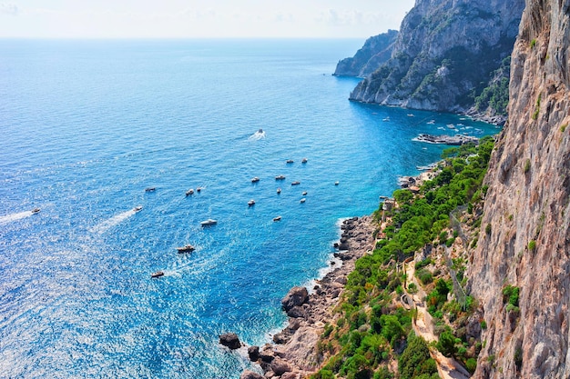 Schiffe in Marina Piccola im Tyrrhenischen Meer der Insel Capri, Italien