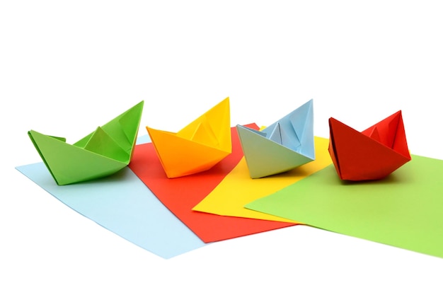 Foto schiffe origami papierboote auf farbigen blättern bunte figuren