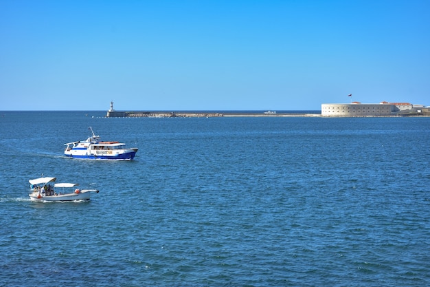 Schiffe und Kreuzfahrtschiffe in den Docks des Hafens von Sewastopol, Schwarzes Meer. Schiffe im Hafen von Sewastopol