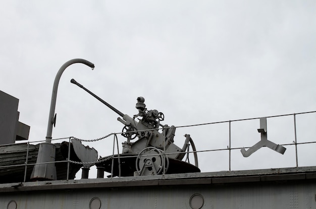 Schiffs-Flugabwehrkanone auf Stadtgebäuden Hintergrund