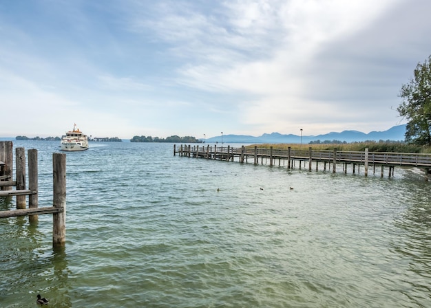 Foto schiffsanlegestelle zum schloss herrenchiemsee