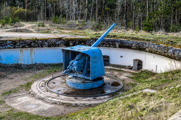 Schiffsartillerie montiert große Kanone auf dem Rahmen Fort Krasnaya Gorka Leningrader Gebiet Siegestag