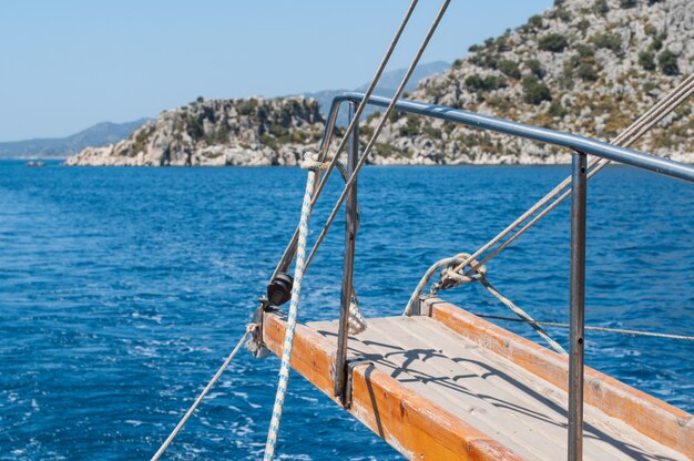 Schiffsleiter ans blaues Meer. Sonniger Sommertag für den Urlaub