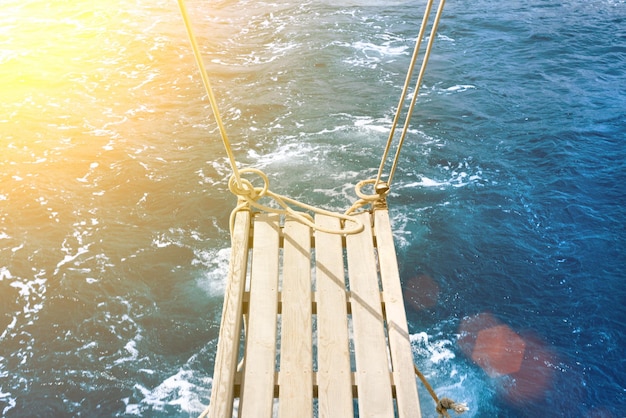 Schiffsleiter gegen das Meer mit Sonnenlicht