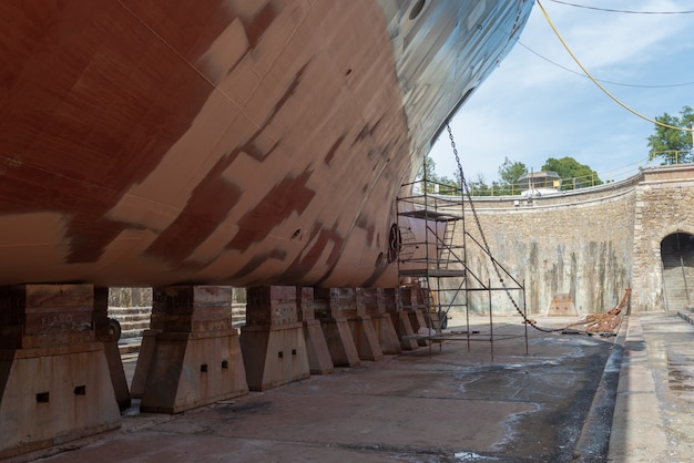 Schiffsreparaturarbeiten im Trockendock