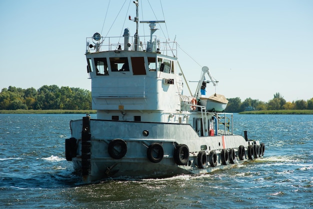 Schiffsschlepper in den Flusssegeln zum Hafen