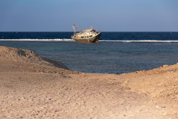 Schiffswracks von Fischerbooten am Ufer des Roten Meeres am Rande des Meeres und der Wüste an einem sonnigen Tag Ägypten