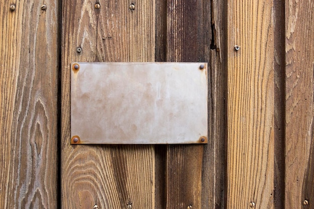 Schild auf Holztafel