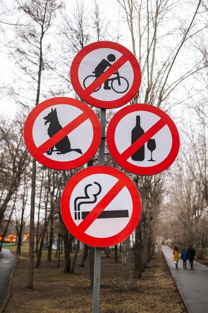 Schild, das es verbietet, mit dem Hund spazieren zu gehen, Alkohol zu trinken und im Park zu rauchen