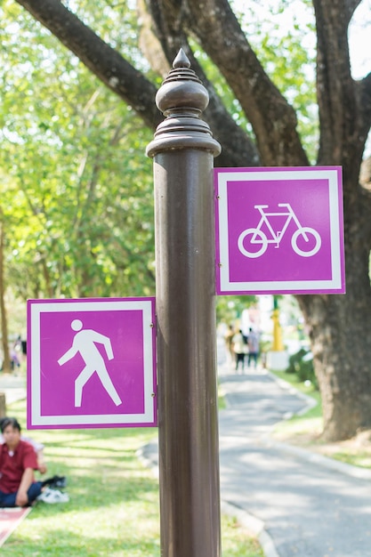 Foto schild für fußgängerüberquerungen und fahrradspuren auf straßen