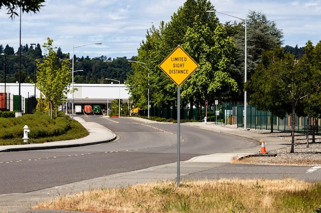 Schild mit eingeschränkter Sichtweite auf der Straße