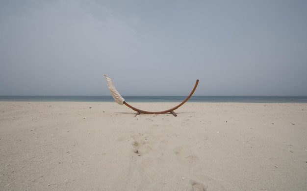 Schild mit OzeanhintergrundHängematte schwingt am Strand
