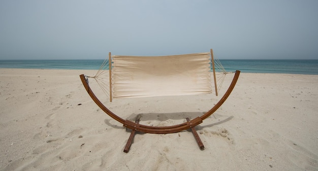 Schild mit OzeanhintergrundHängematte schwingt am Strand