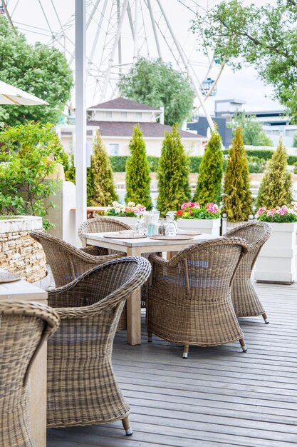 Foto schild reserviert im restaurant holztische weiße sofas die innenarchitektur eines cafés