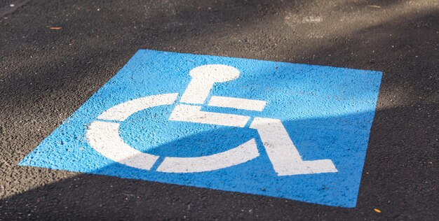Schild zur Barrierefreiheit für Rollstuhlfahrer vor einem modernen Stadtbild, das Gleichheit und Mobilität für alle vermittelt