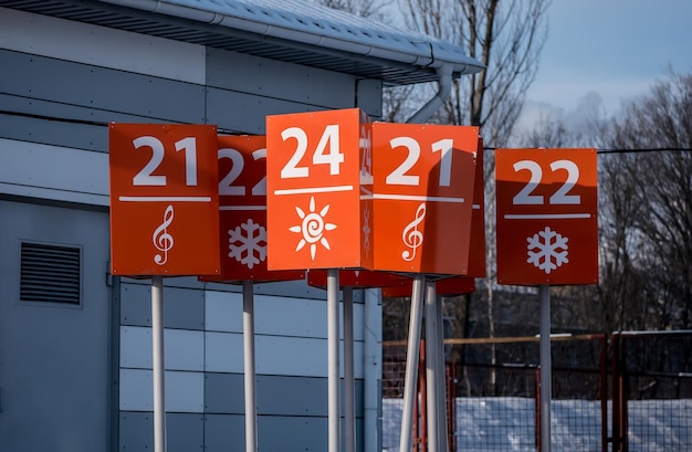 Schilder auf dem Parkplatz des Supermarkts