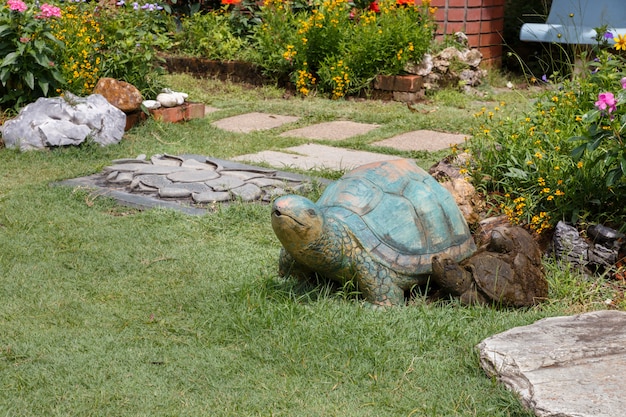 Schildkrötenstatue im Park.