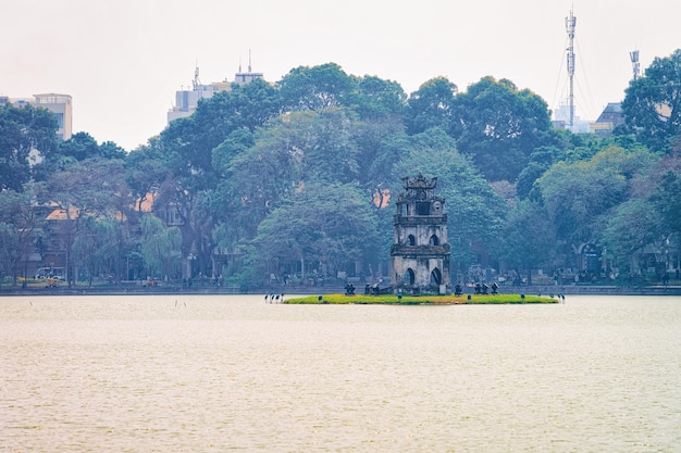 Schildkrötentempel am Hoan-Kiem-Schwertsee in Hanoi, der Hauptstadt Vietnams in Südostasien. Traditionelle Turmkirche Pagodenarchitektur für vietnamesische Religion und Kultur.