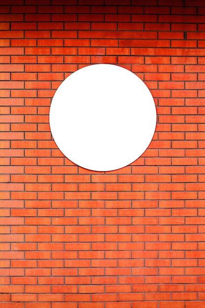 Schildspeicherplanlogodesign-Kreisschablone auf Wand des roten Backsteins.