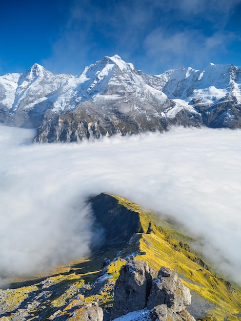 Schilthorn Piz Gloria Montanhas e nuvens no vale Cordilheira através das nuvens