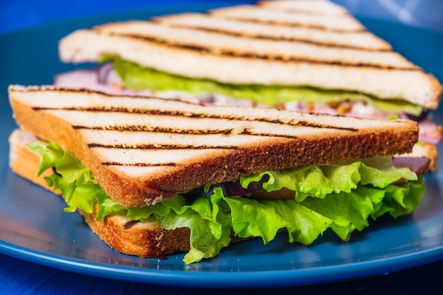 Schinken-Gemüse-Sandwich auf Blau