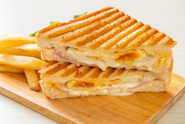 Schinken-Käse-Sandwich mit Ei und Pommes